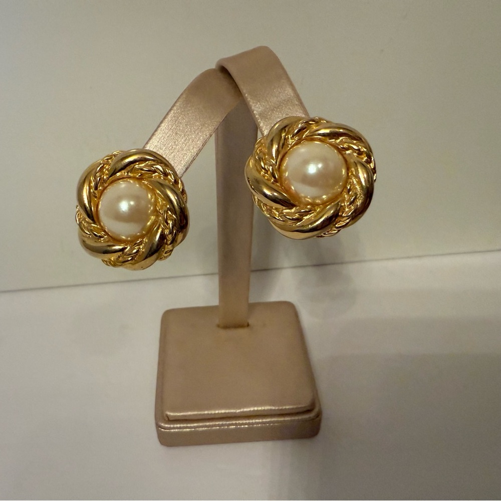 ELLEN DESIGNS EARRINGS GOLD COLOR SWIRL DOME FAKE WHITE PEARL VINTAGE CLIP